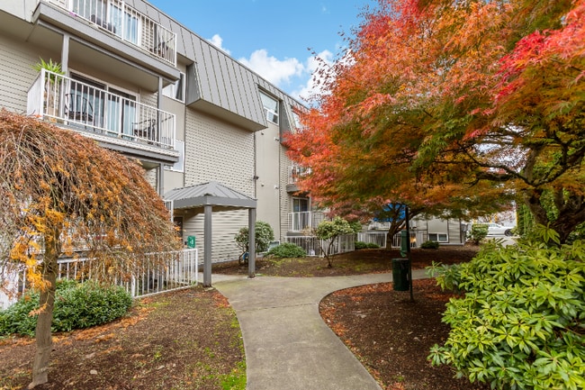 Building Photo - 11540 Pinehurst Way NE Rental
