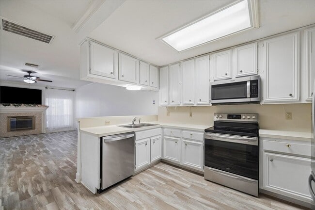 Building Photo - 880 Tully St Unit 13