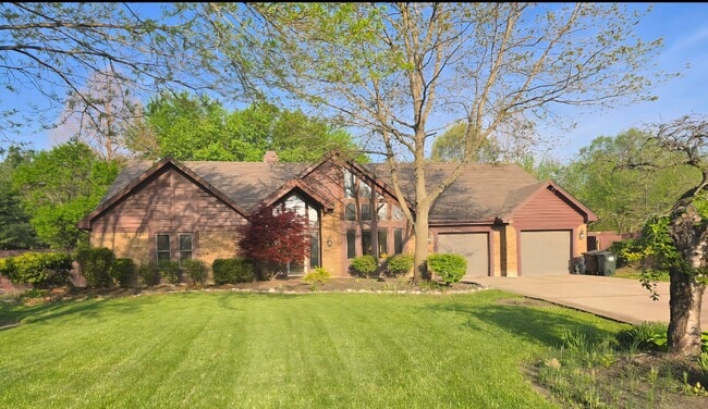 Building Photo - 3 bed 2 bath with pool