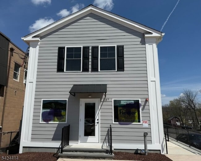 Building Photo - 237 Main St