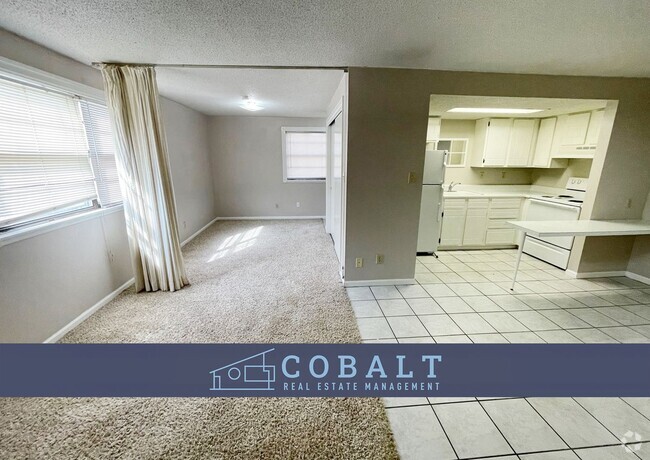 Building Photo - Studio apartment 1/2 block from campus! Re...