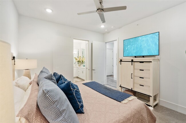 Photo - 199 Waterpoint Court Unidad 208
