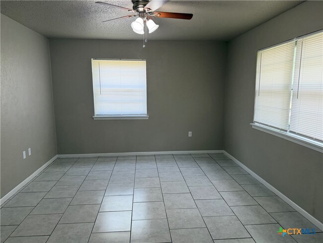 Photo - 702 Karen St