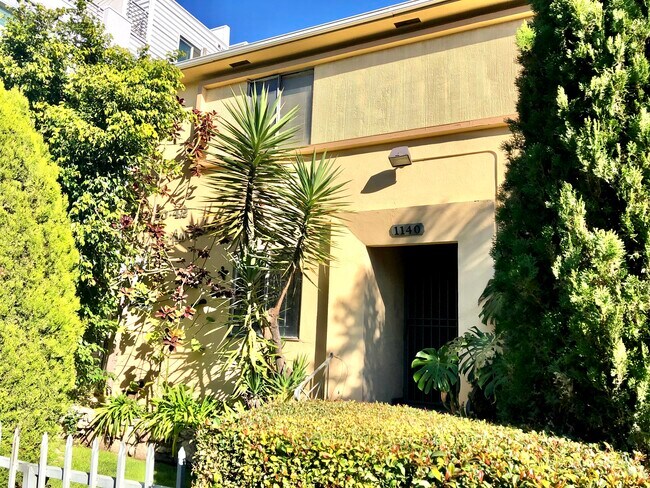 Photo - 1140 N Beachwood Dr Unit A