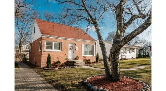 Building Photo - 5940 N Lydell Ave Rental