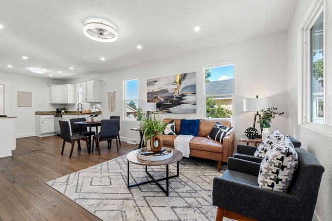 Photo - 1557 W Dakota Ave