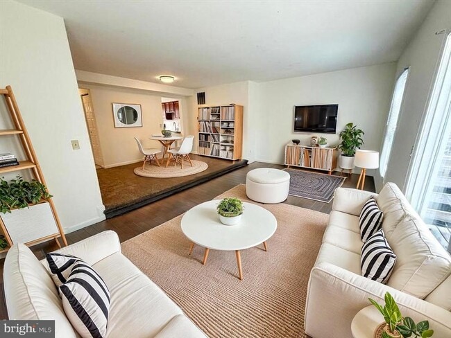 Building Photo - 10740 Brice Ct