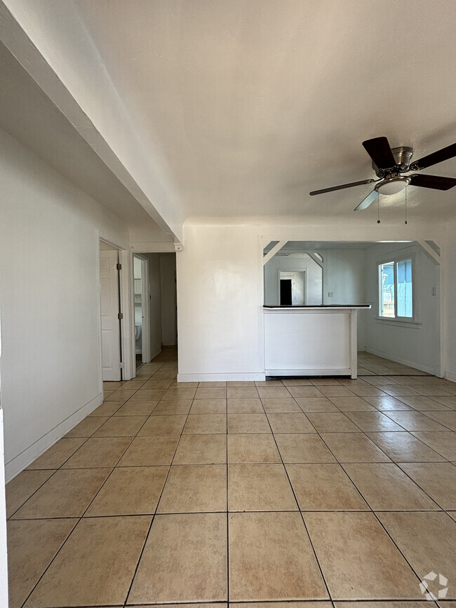 living room area - 3403 Montclair St Rental