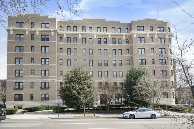 Building Photo - 2 Bed, 1 bath 1 block from Meridian Hill P... Unit B4 Rental