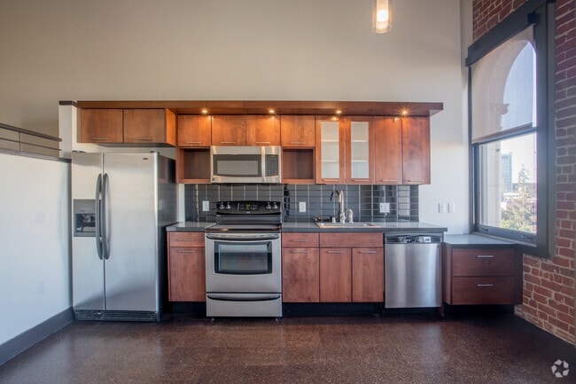 1BR, 1BA - 607SF - St. Claire Building