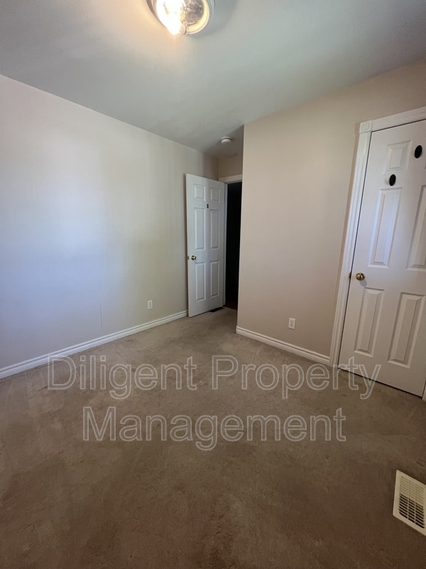 Building Photo - 157 Milroy Dr