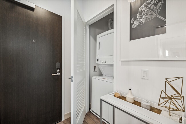 2BR, 1BA - 643 SF