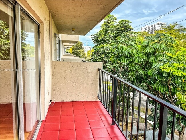 Building Photo - 3860 NE 170th St Unit 311