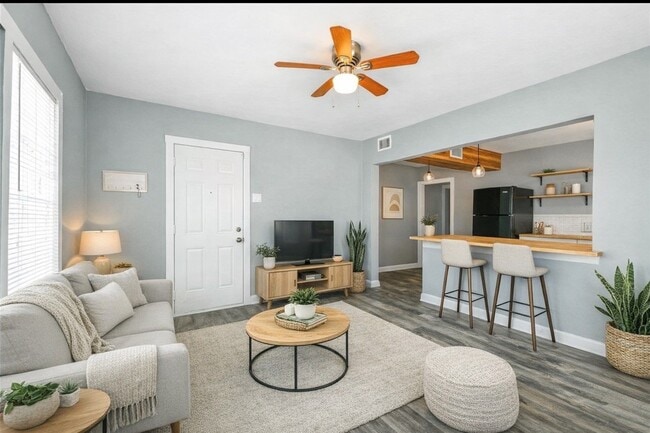 Building Photo - 4615 Schroeder St Unit 1