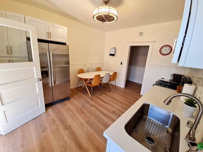 Kitchen - 135 E Reed St Unit 135