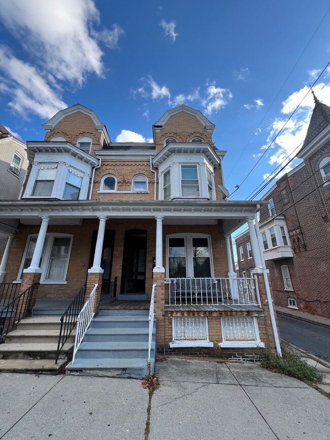 Building Photo - 23 S Madison St Unit Apt 3