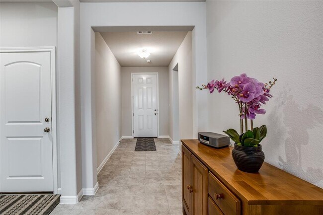 Photo - 525 Windom Way