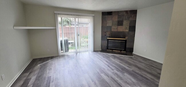 Building Photo - Spacious & Modern Townhouse