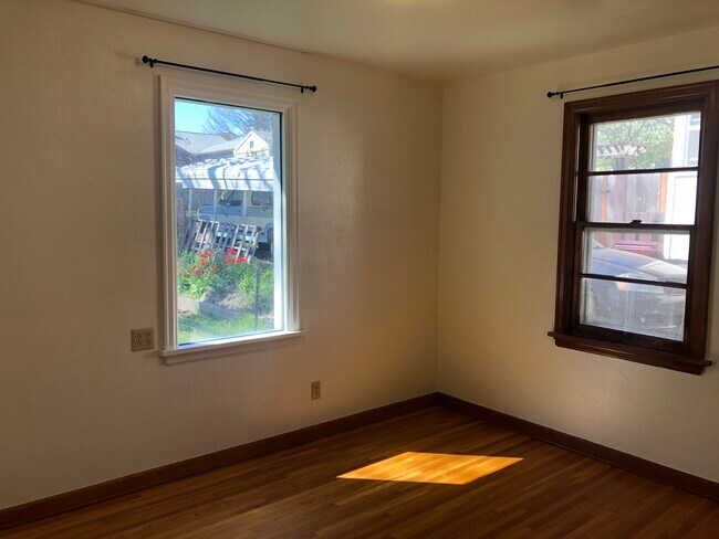 Photo - 735 NW Gary St