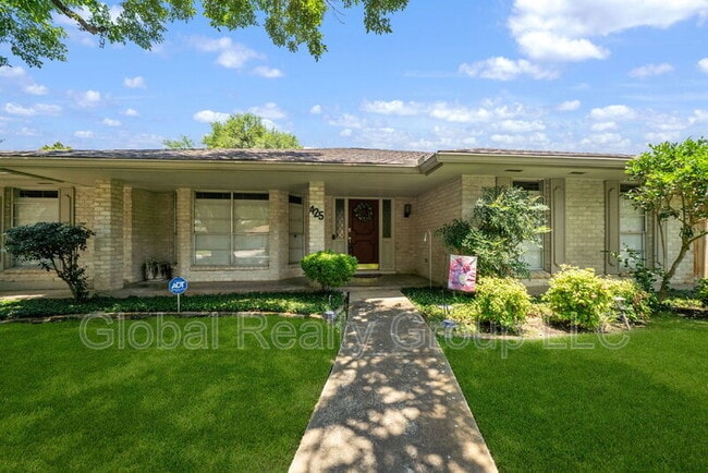 Photo - 425 Crestwind Dr