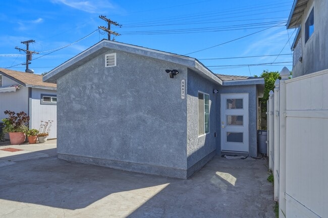 Building Photo - 5862 Beck Ave