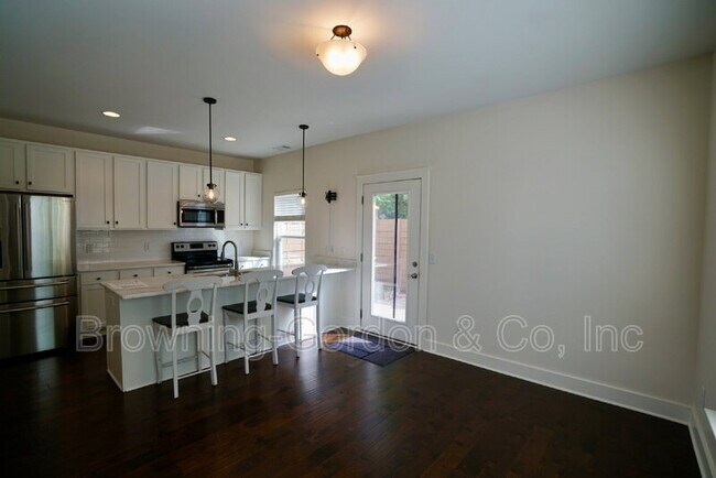 Photo - 110 W Mill Dr