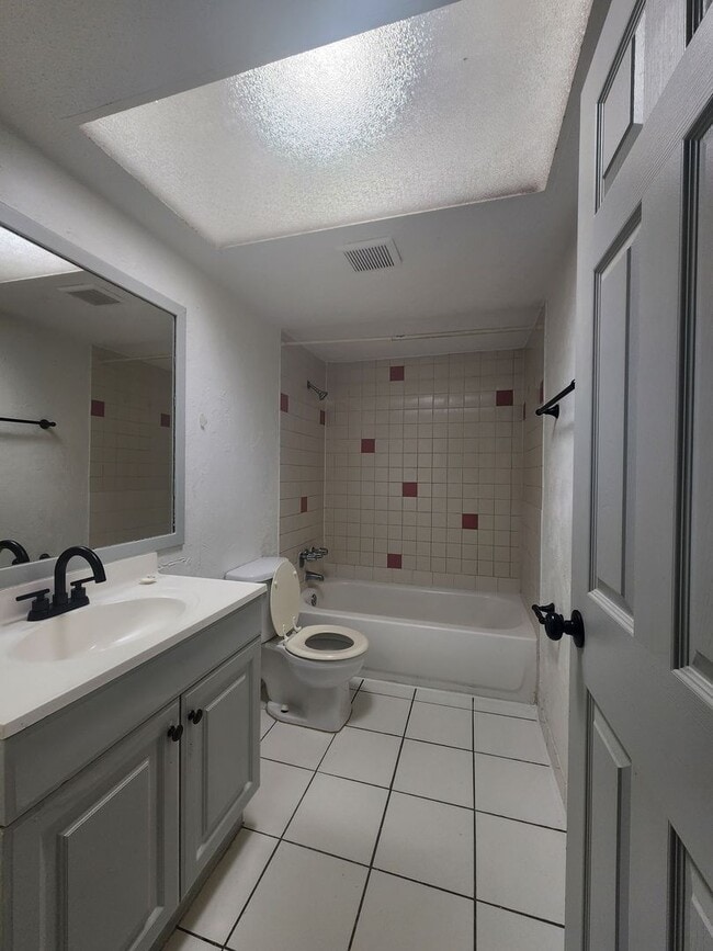 Photo - ** LIMITED TIME SPECIAL ** 1 Bedroom / 1 Bathroom Apartment Home Unit 1140-218