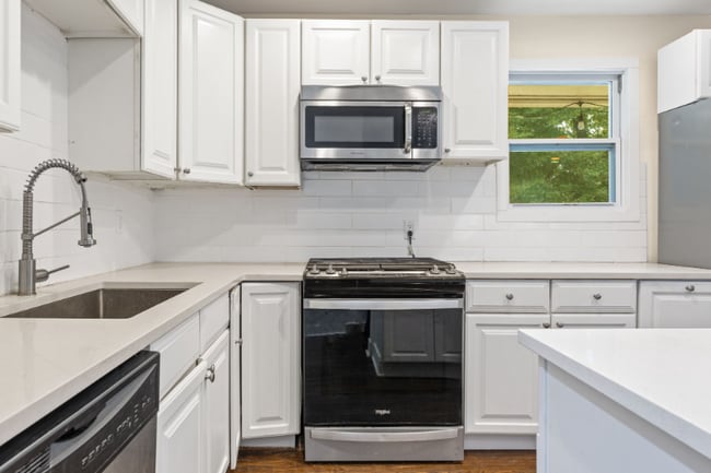 Photo - 551 Lyle Dr SE