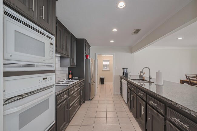 Building Photo - 24 Champions Colony E Rental