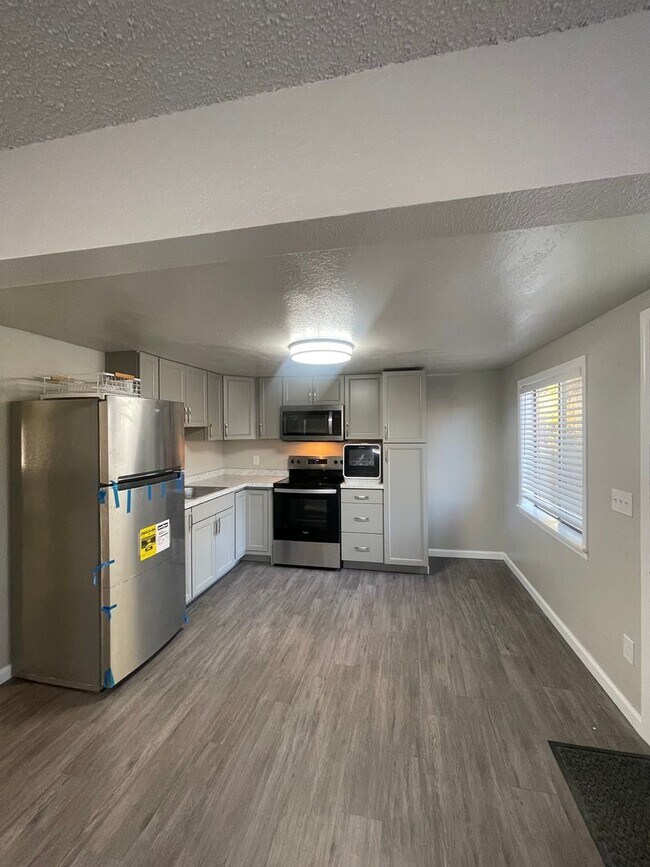 Photo - 6319-6321 N Stevens St