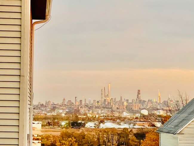 Building Photo - 724 6th St