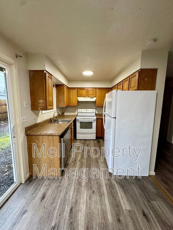 Photo - 861 Ellinor Ave