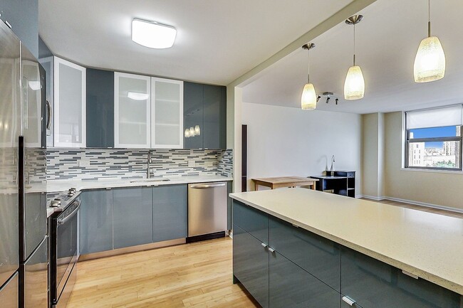 Building Photo - 6301 N Sheridan Rd Unit 7C