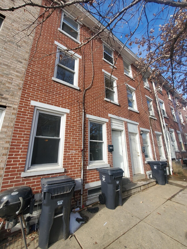Building Photo - 319 S Jackson St