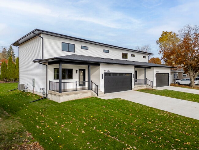 Building Photo - 1305 W 19th St