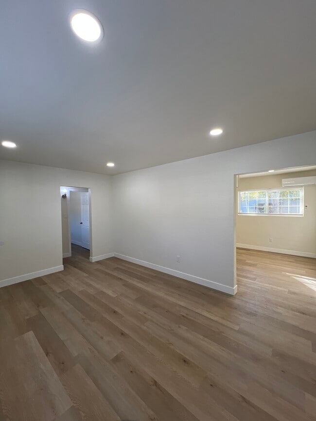 Photo - 896 N J St