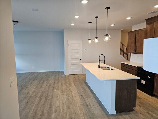 Photo - 700 Shetland Trl