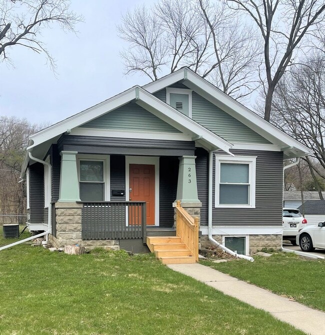 Building Photo - 4 Bedroom House Near Campus