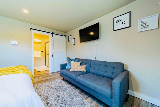 Photo - 2406 Quaker St