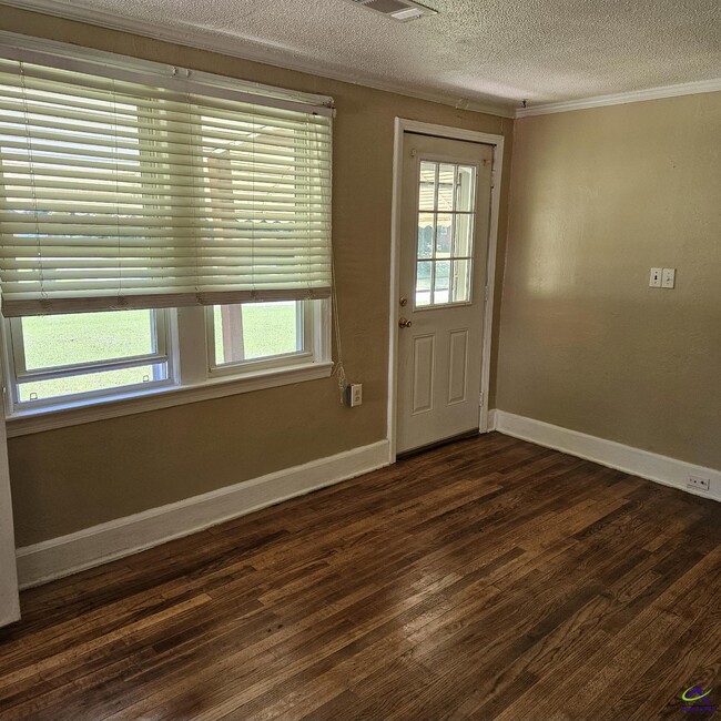 Photo - 7034 Moseley Rd