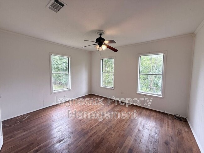 Photo - 807 Camelia St
