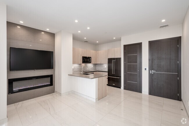 1BR, 1BA - 749SF - Living/Dining Room