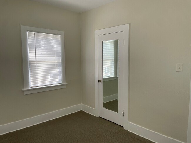 443 W 11th St