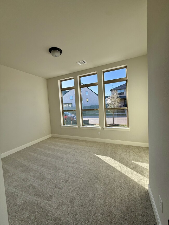 Photo - 1502 Roundup Way