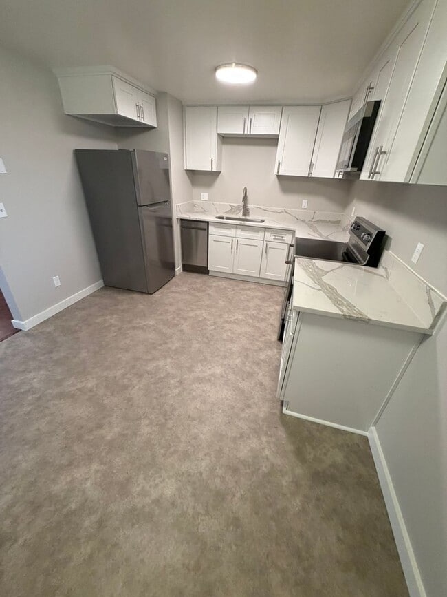 Building Photo - Large Updated 2 Bedroom with New Appliances!