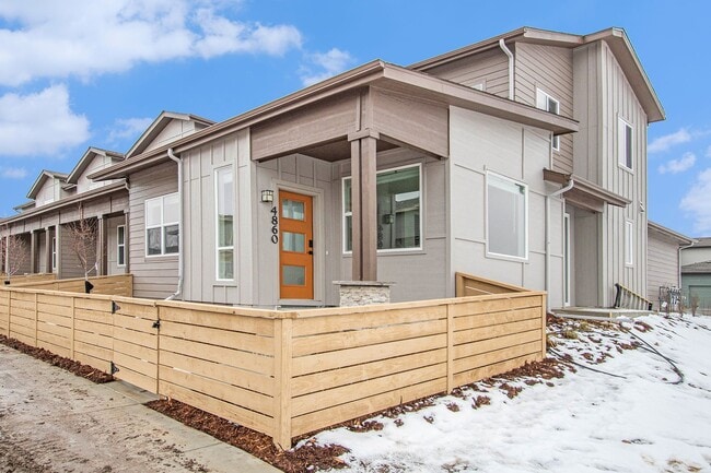 Building Photo - Luxury Rowhouse w/ Over-sized Garage