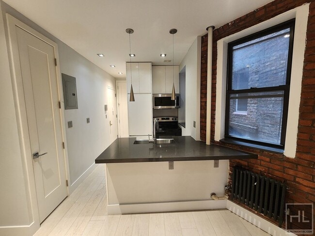 Building Photo - Tenth Avenue Rental