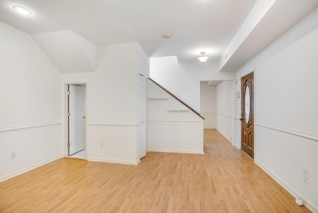 Photo - 729 10th St NE