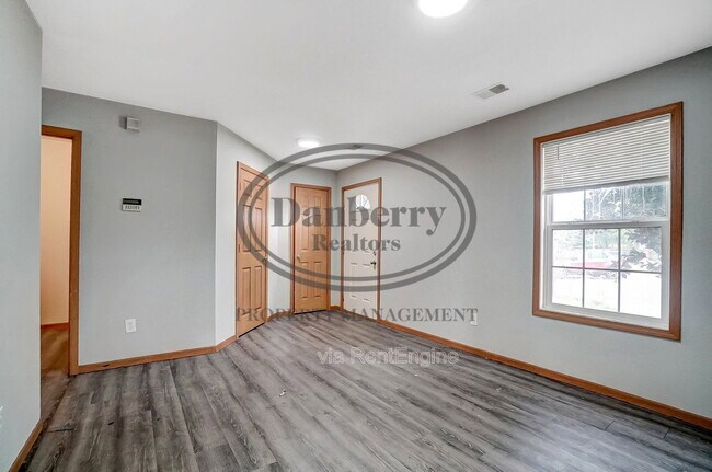 Photo - 1115 N Byrne Rd