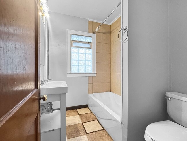 Photo - 857 Lyon St NE